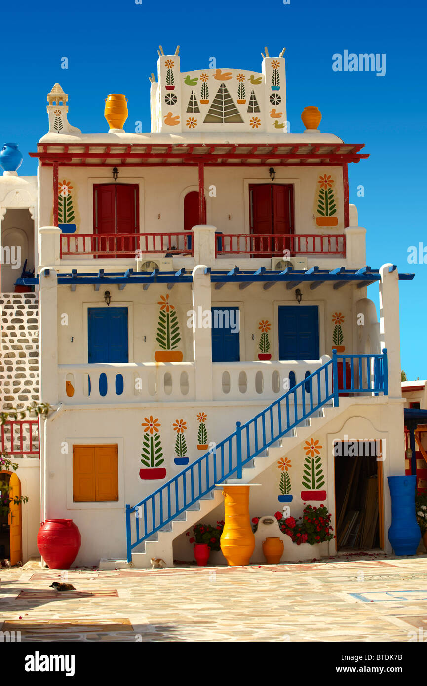 Maison décorée avec de l'art populaire traditionnel de Mykonos, Cyclades, Grèce. Banque D'Images
