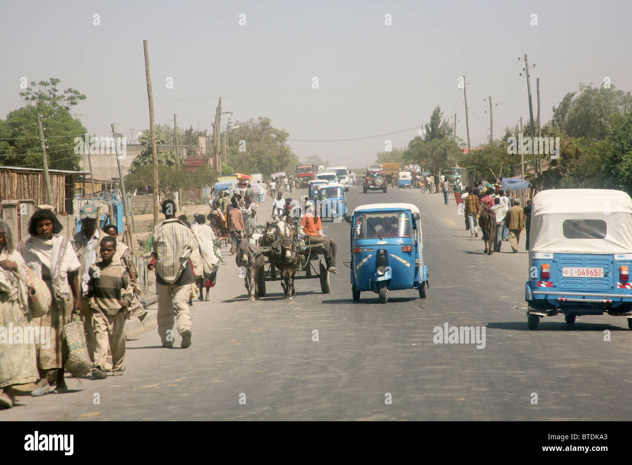Le trafic de la rue encombrée de Bajaj, taxis, des ânes et des personnes Banque D'Images