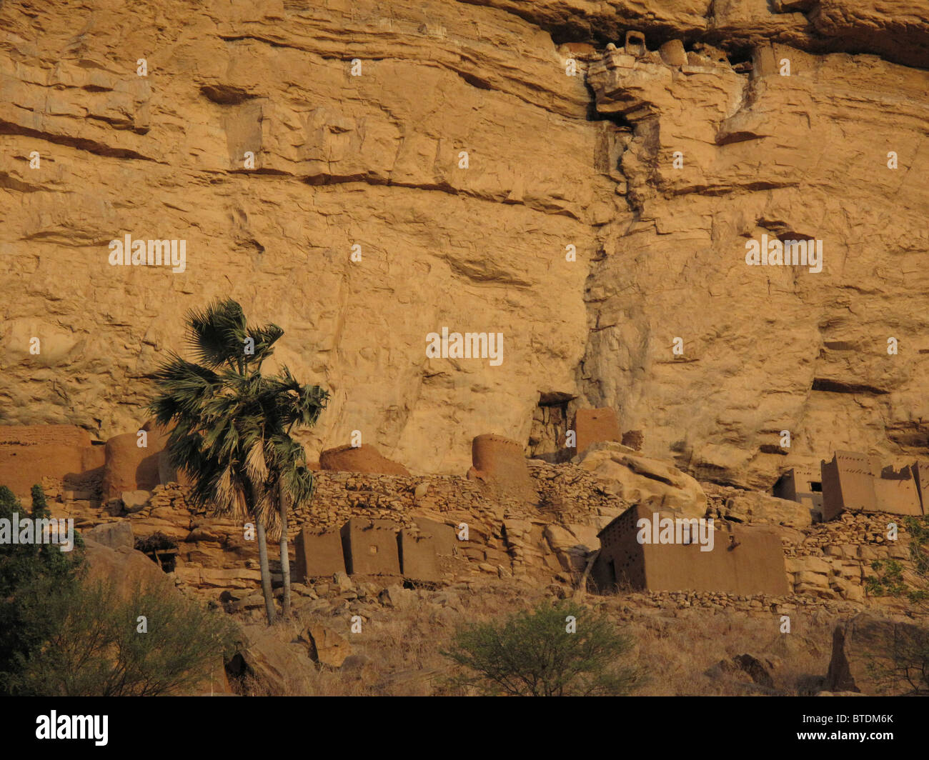 Cliff dwellings le long de la base de la falaise de Bandiagara Banque D'Images