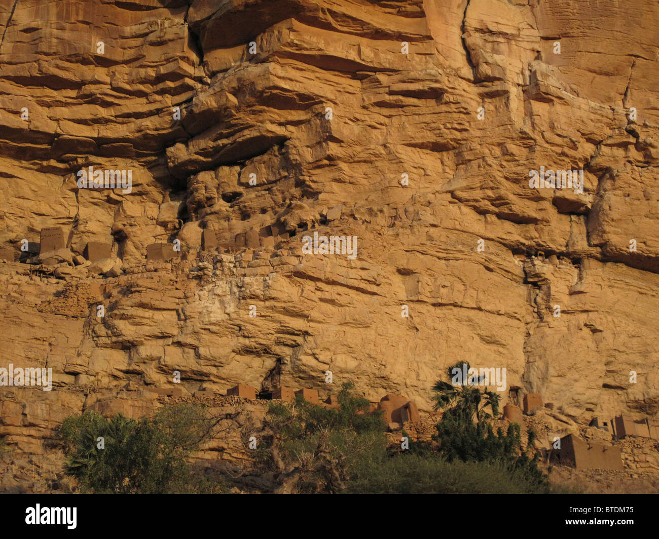 Cliff dwellings le long de la base de l'escarpements de Bandiagara Banque D'Images