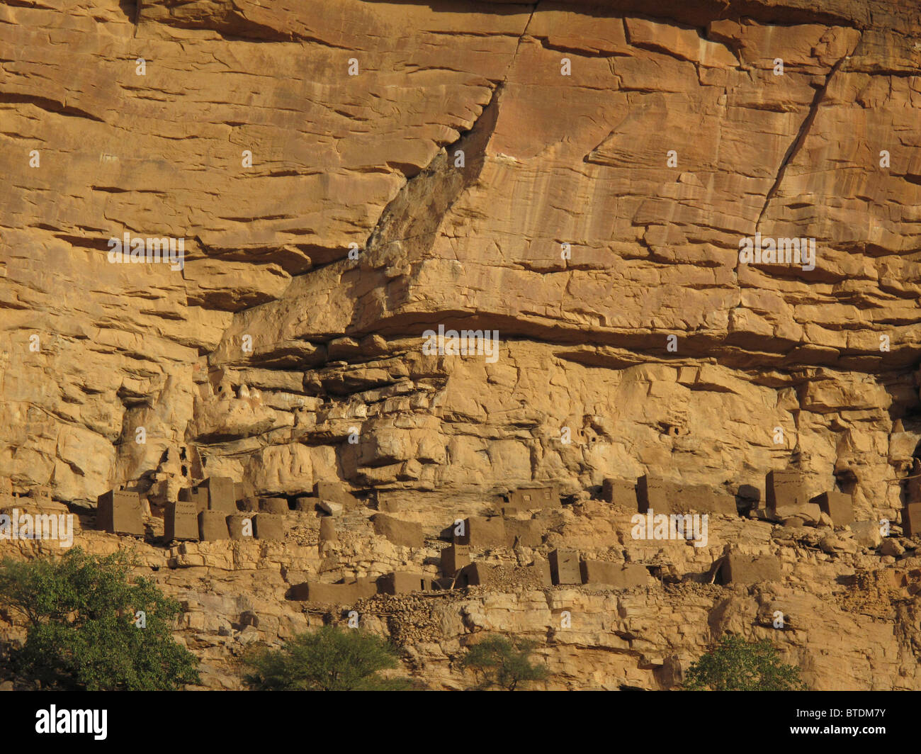 Cliff dwellings le long de la base de la falaise de Bandiagara Banque D'Images
