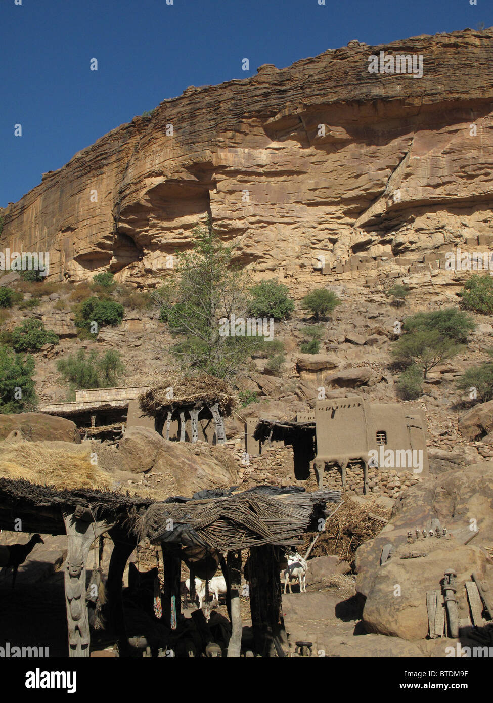 Cliff dwellings le long de la base de la falaise de Bandiagara Banque D'Images
