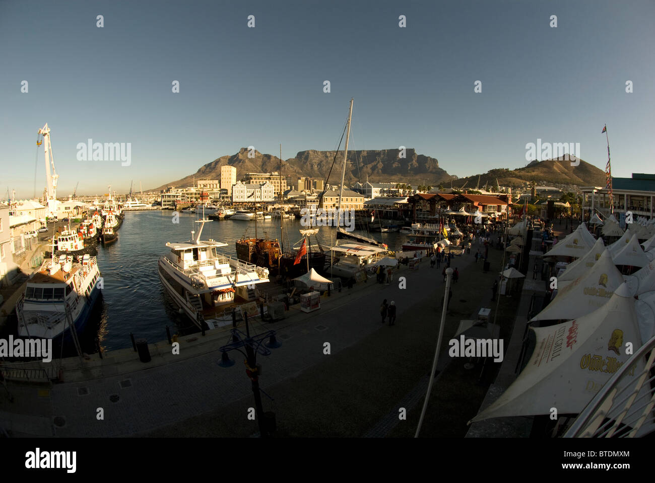 V & A Waterfront à Cape Town avec l'emblématique montagne de la table en arrière-plan Banque D'Images