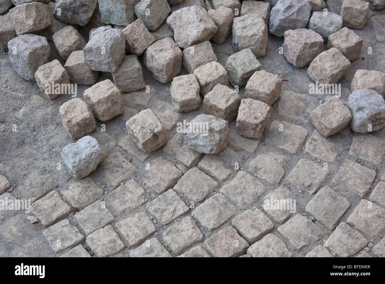 Galets pierres taillées à la main et une section de la chaussée prévue Banque D'Images