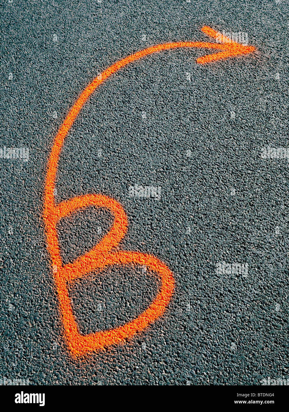 Lettre B et peint à la bombe flèche de direction sur la surface de la route - France. Banque D'Images