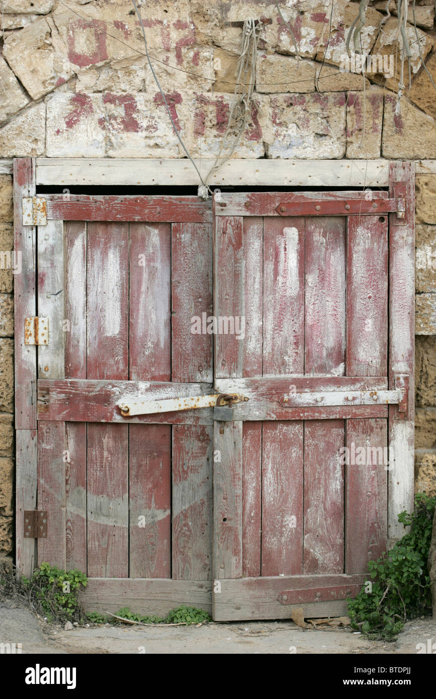 Portes en bois avec l'écriture hébraïque au-dessus de la porte Photo Stock  - Alamy