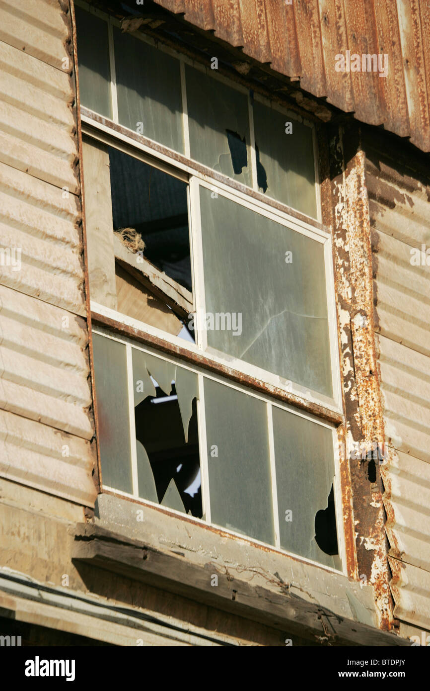 Fenêtre avec carreaux de verre cassé Banque D'Images