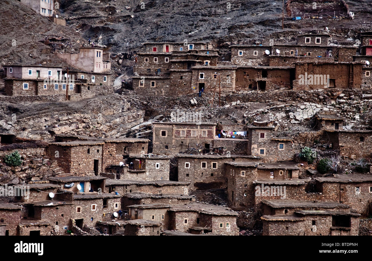 Village berbère au pied des montagnes du Haut Atlas Banque D'Images