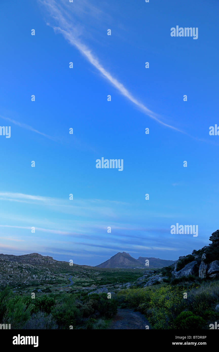 Une vue panoramique d'un ciel bleu et les montagnes Banque D'Images