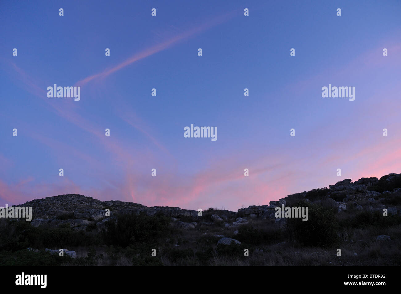 Coucher de soleil sur une montagne Banque D'Images