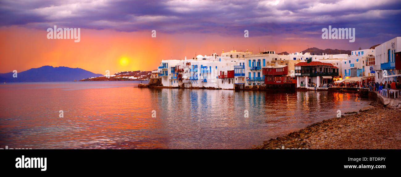 Coucher de soleil sur la Petite Venise (Vénétie) de la neibourhood Kastro District de Chora, à Mykonos, Cyclades, Grèce Banque D'Images