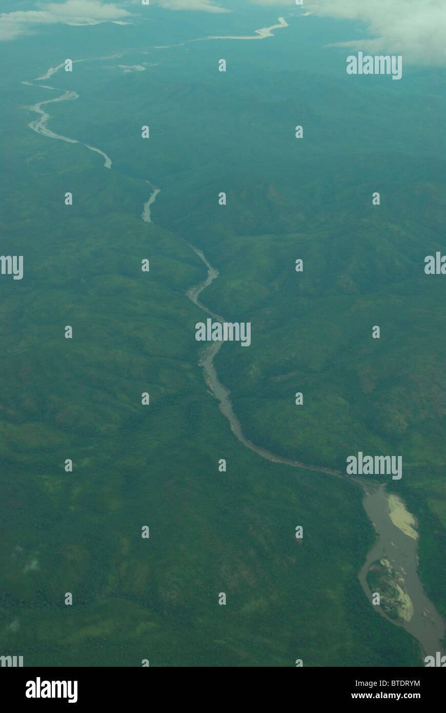 Vue panoramique aérienne de la végétation verdoyante et la campagne avec une rivière sinueuse Banque D'Images