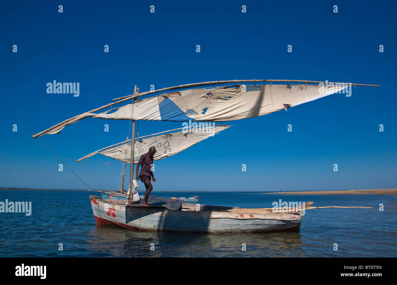 Un dhow traditionnel ou bateau à voile La voile sur une mer bleue Banque D'Images