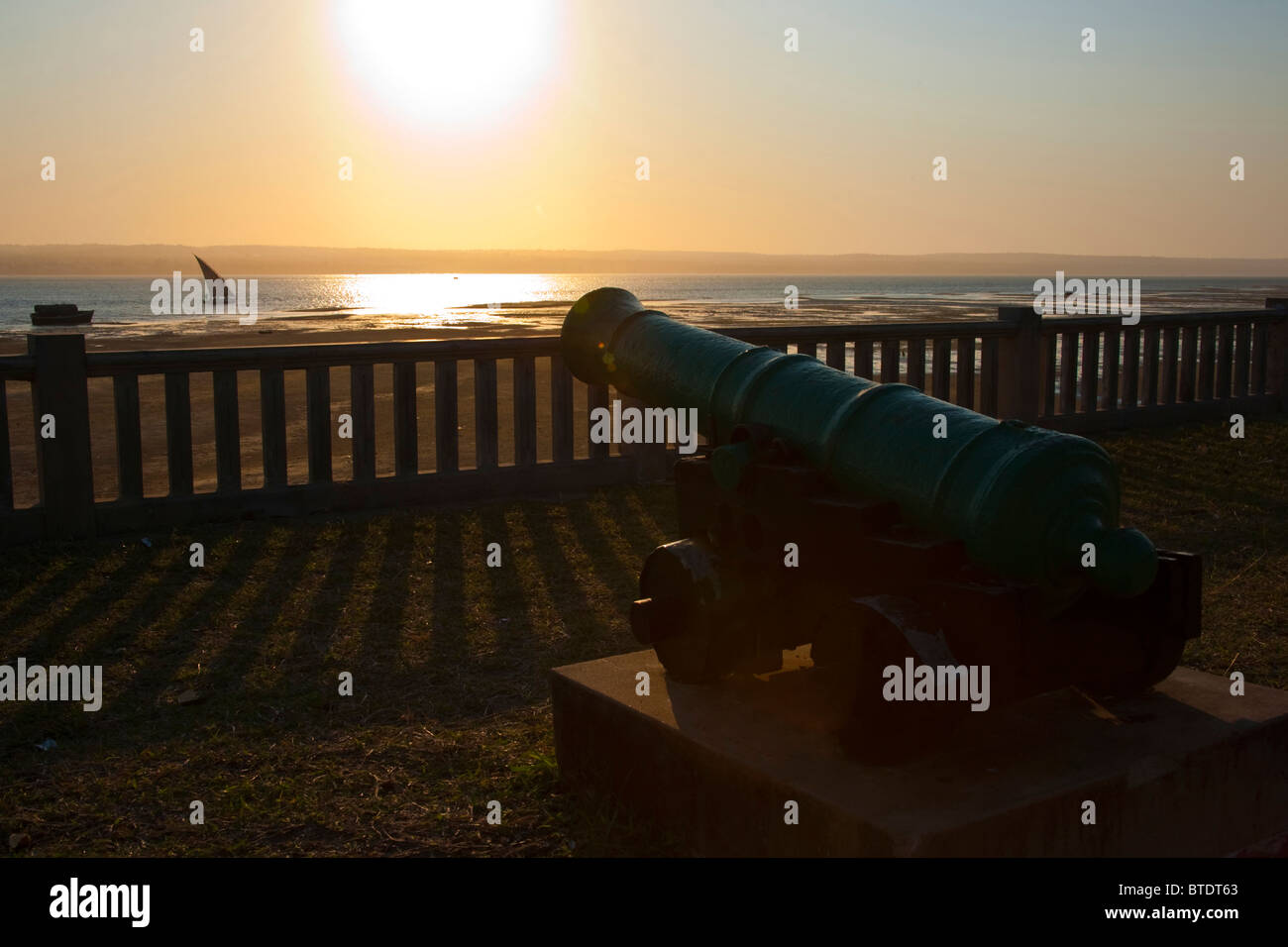 Coucher de scène de l'Inhambane port avec un canon à l'avant-plan historique Banque D'Images