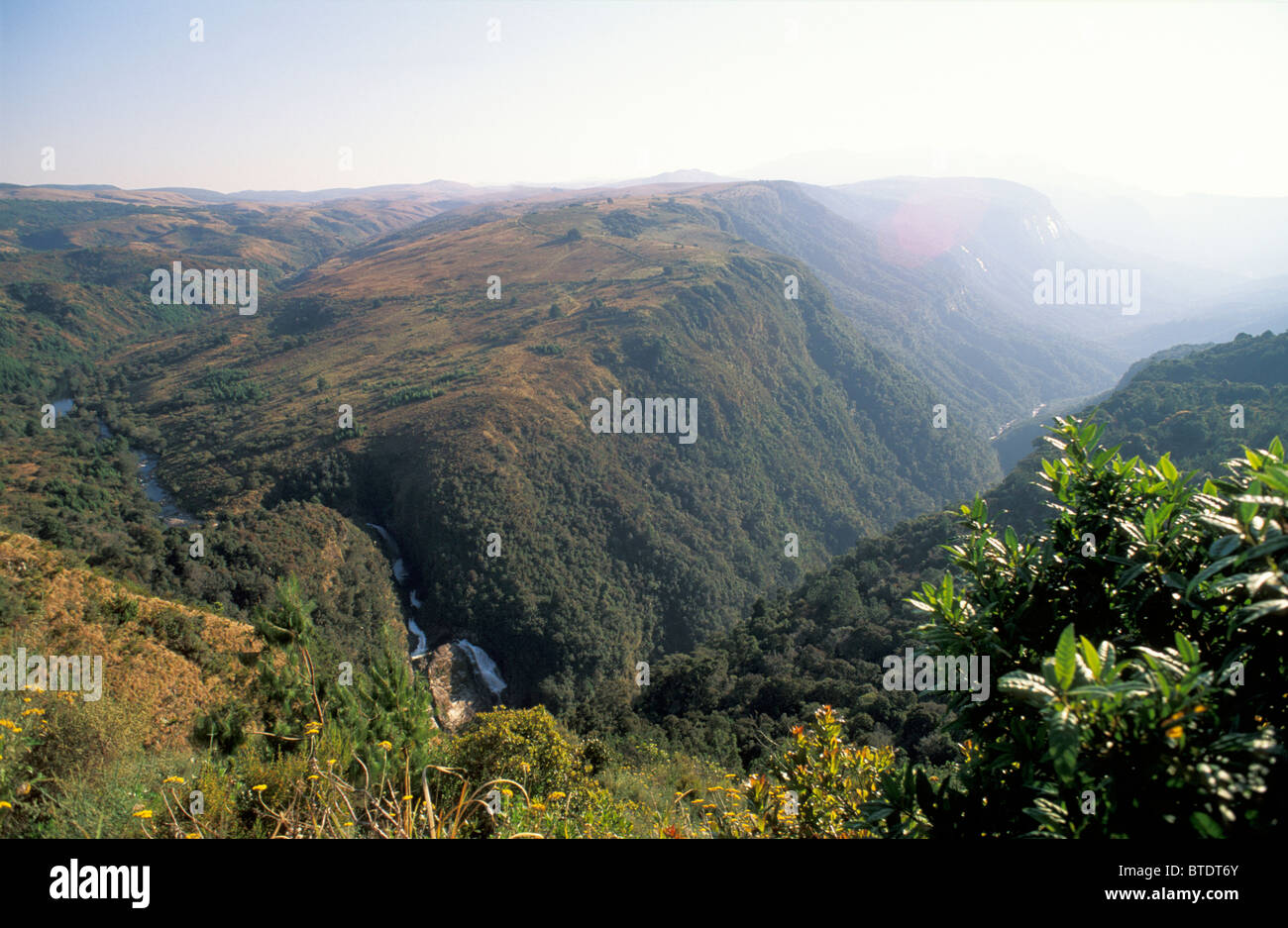 Vue panoramique sur les montagnes de Nyanga montrant une chute et la vallée ci-dessous Banque D'Images