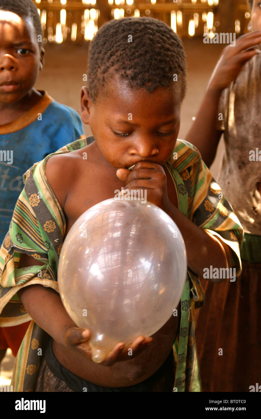 Jeune garçon noir sauter un préservatif comme un ballon Photo Stock - Alamy