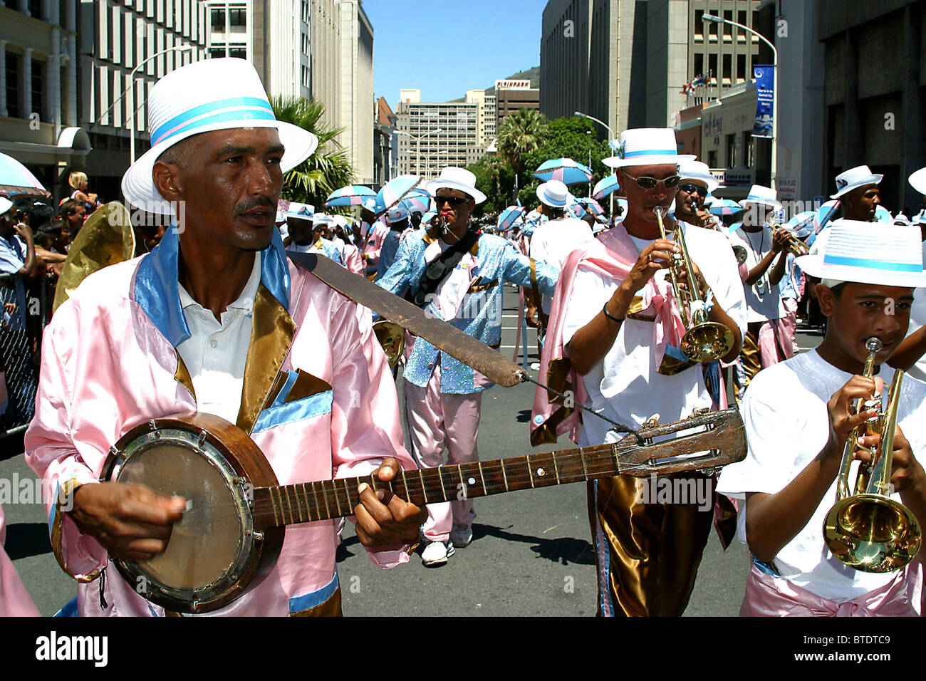 Cape Minstrels marcher et jouer de leur instrument de musique pendant les festivités du Nouvel An à Cape Town Banque D'Images