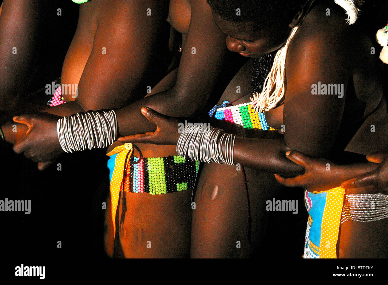 Résumé tiré de Venda les filles effectuant les Domba ou Python, danse Banque D'Images