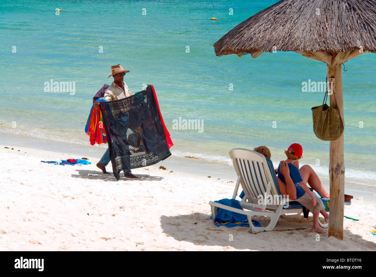 Hawker sur la plage en face de l'HotelTrou aux Biches, île Maurice Banque D'Images