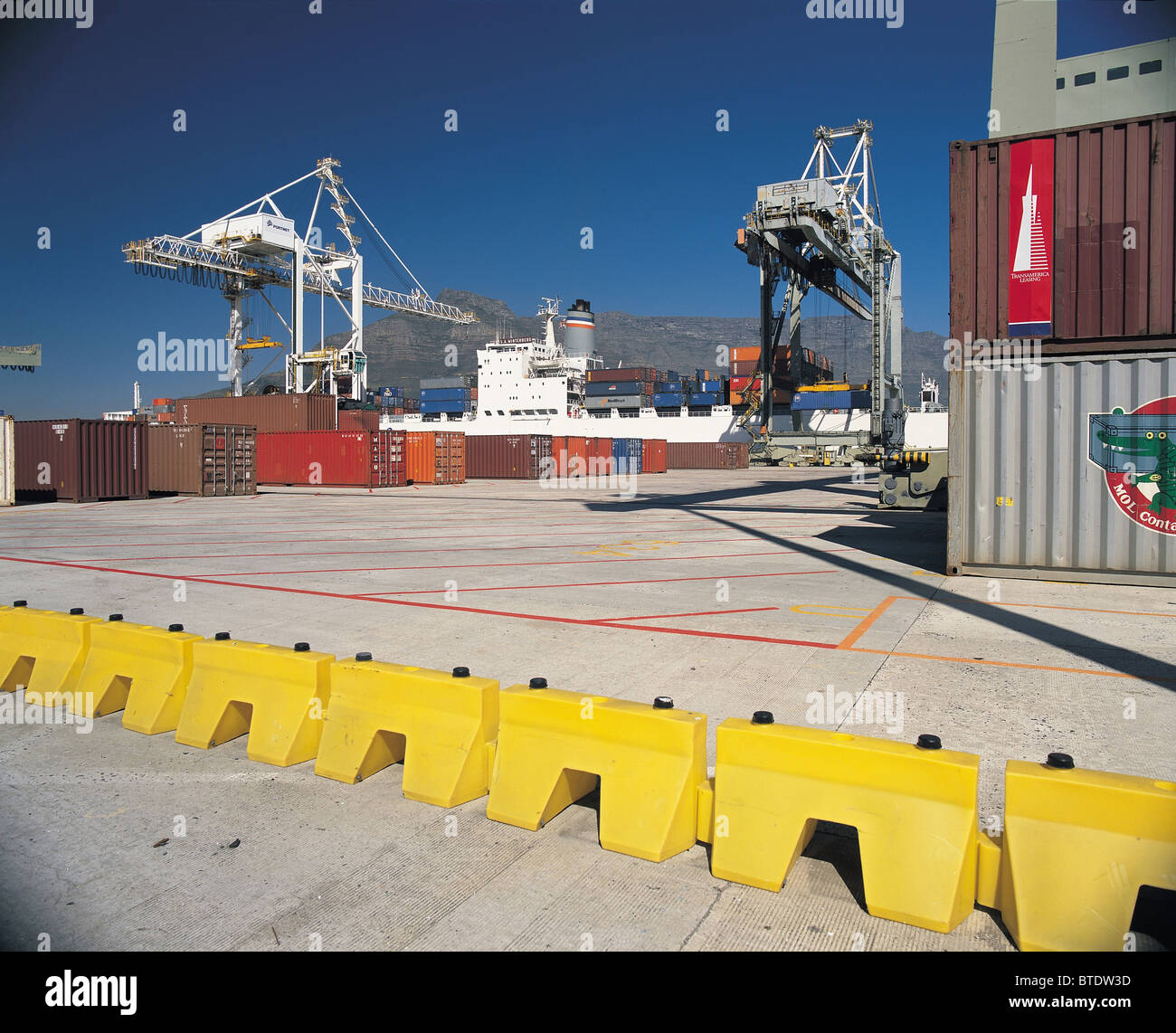 Ne pas être sur les conteneurs chargés sur le quai à Cape Town Harbour Banque D'Images