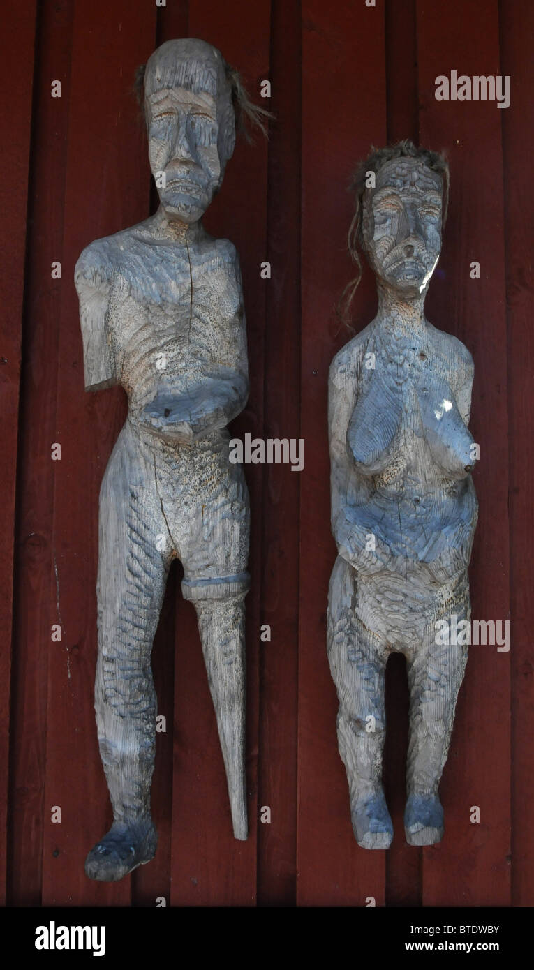 Les sculptures en bois d'un homme et femme pendre hors d'un restaurant sur l'île de Kustavi, Finlande du région. Banque D'Images
