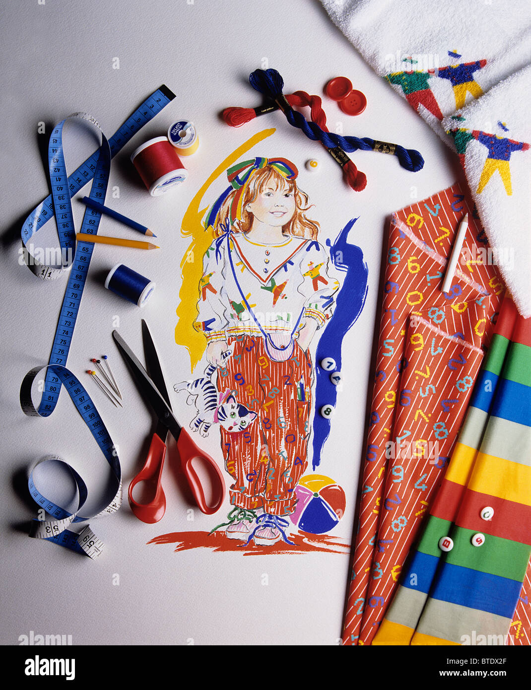 L'illustration de mode pour enfants avec les articles de couture/matériaux etc. -Tissus, ciseaux, ruban à mesurer et de threads cotons etc. Banque D'Images