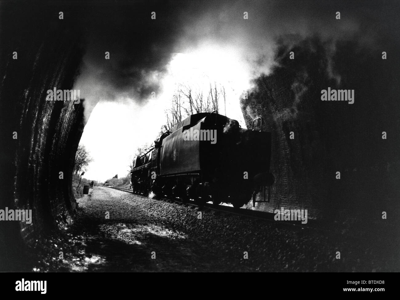 Le premier train à vapeur voyage à travers l'Sharpthorne nouvellement restauré et rouvert Tunnel sur la ligne Bluebell Railway en 1992. Banque D'Images