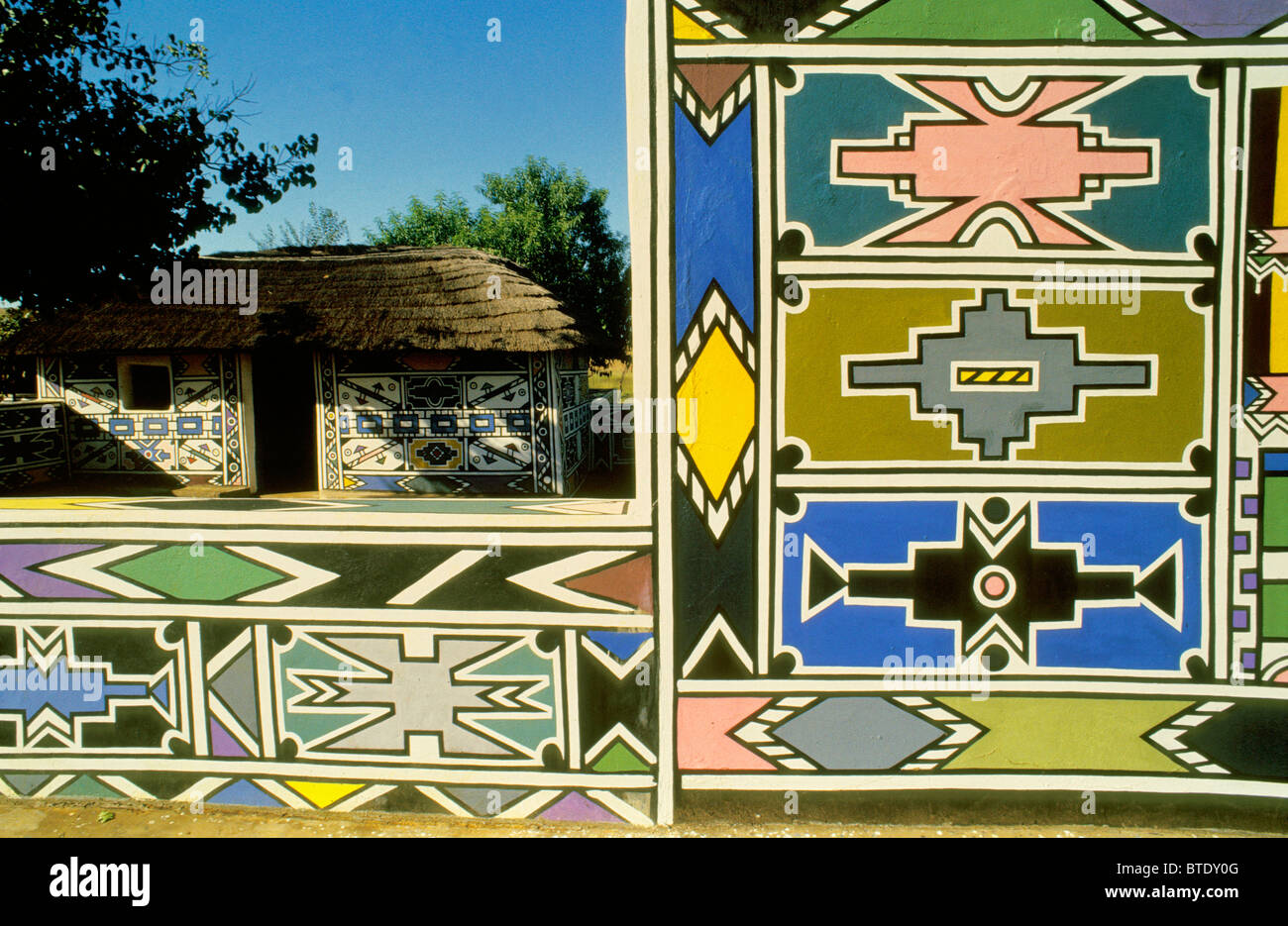 Dessins Ndebele traditionnels sur les murs au village Ndebele Banque D'Images