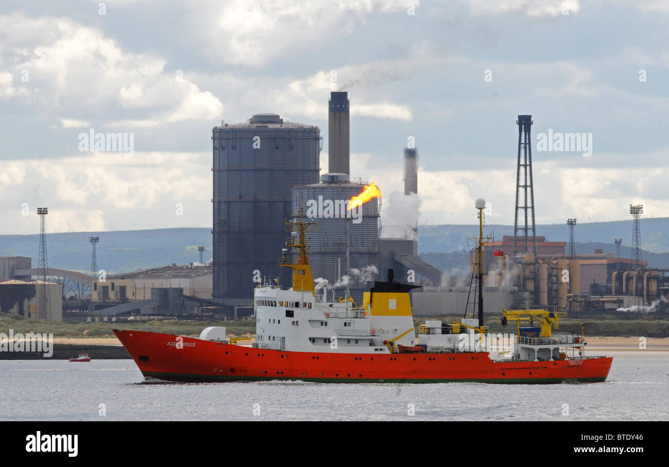 La recherche et de l'Aquarius navire passe à l'industrie qu'il navigue en direction de Redcar l'embouchure de la Rivière Tees, Yorkshire du Nord. Banque D'Images