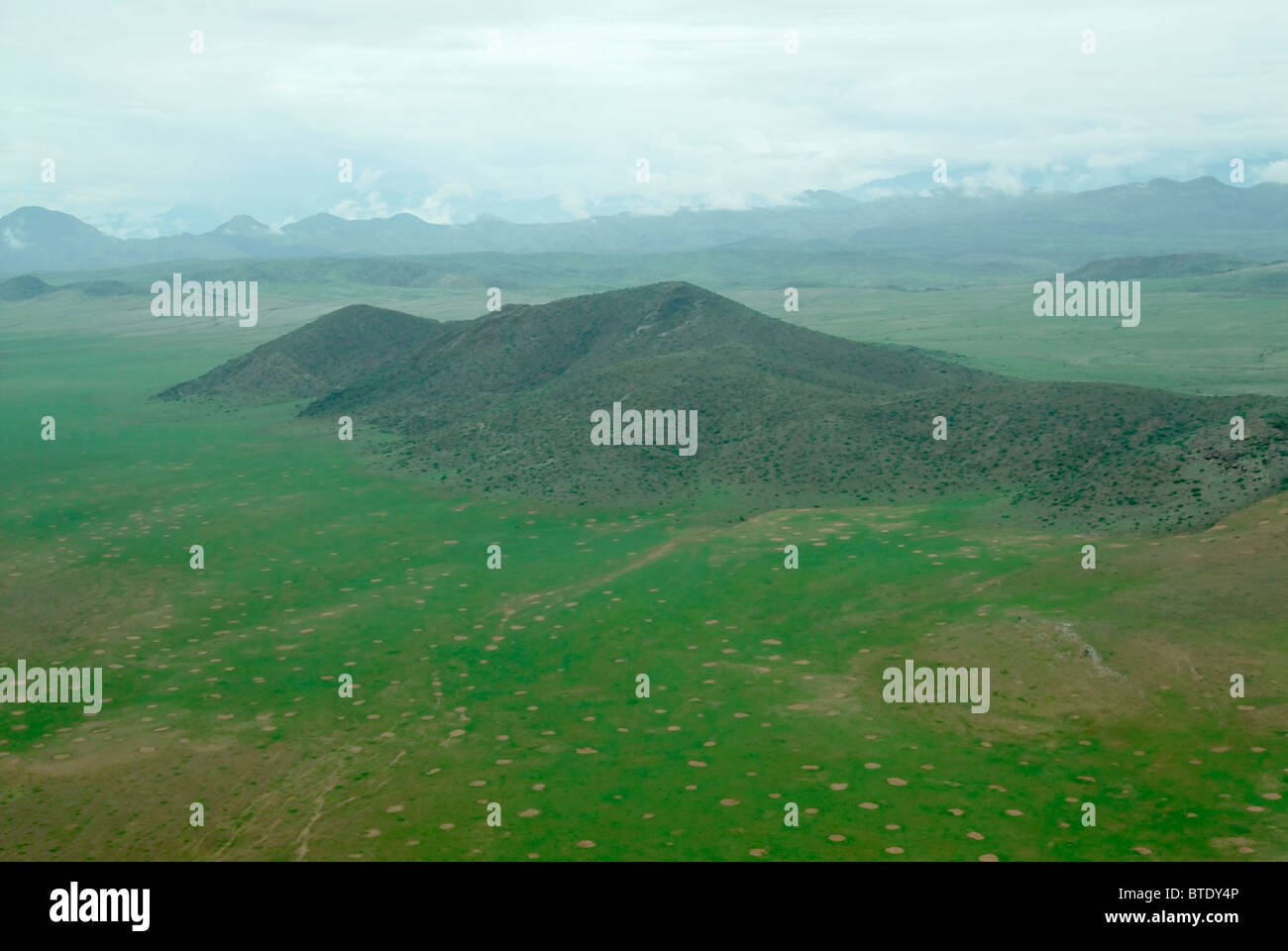 Vue panoramique aérienne de montagne, les cercles de fées et vert de rincer les récentes pluies Banque D'Images