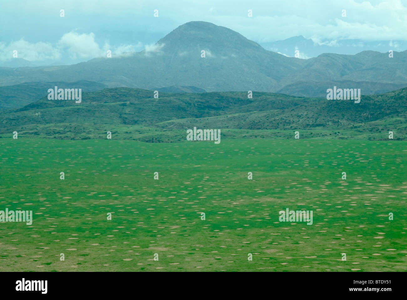Vue panoramique aérienne de la montagne, les cercles de fées et vert de rincer les récentes pluies Banque D'Images
