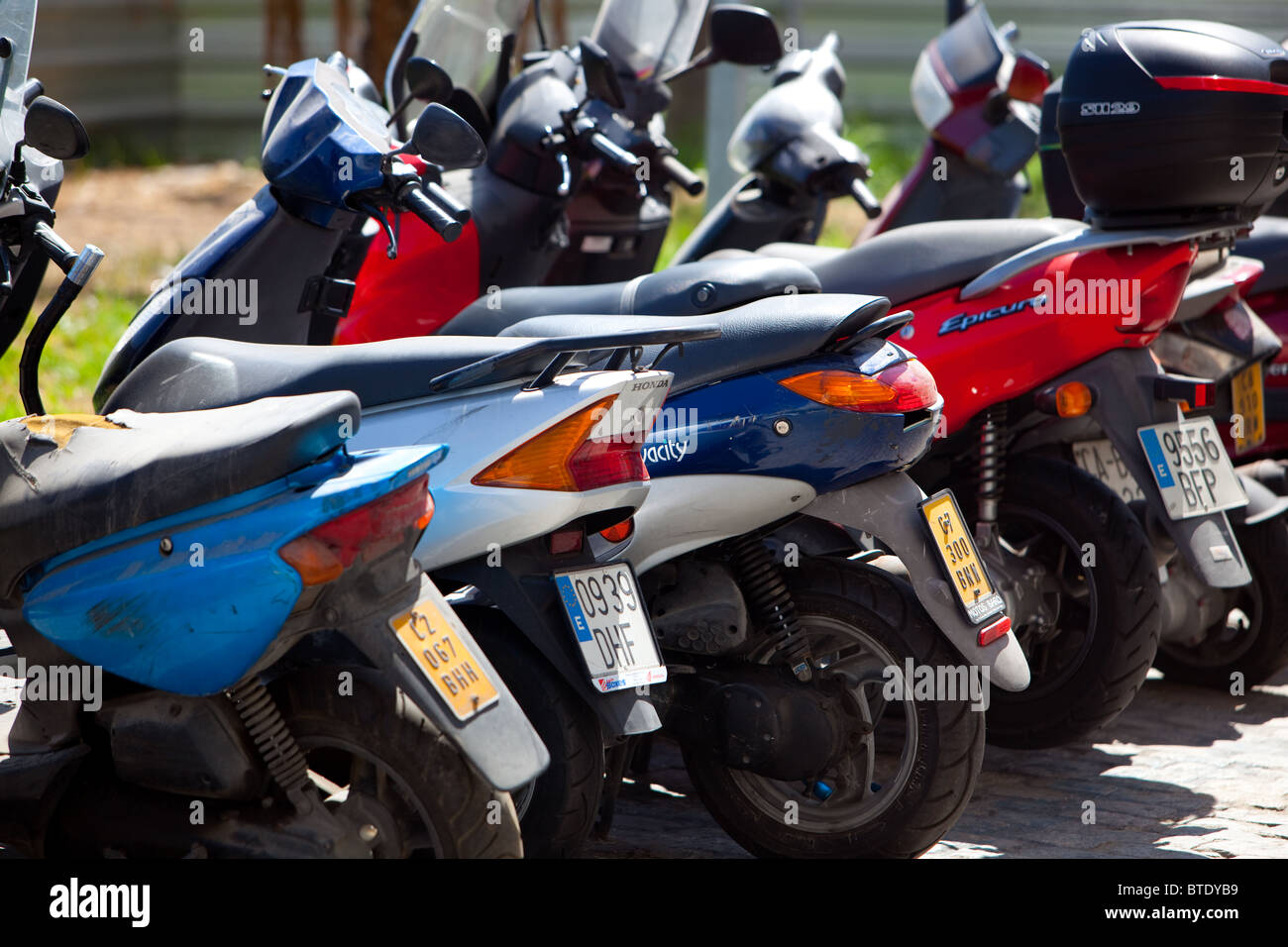 Scooters stationnés à Cadix Ville Espagne Banque D'Images