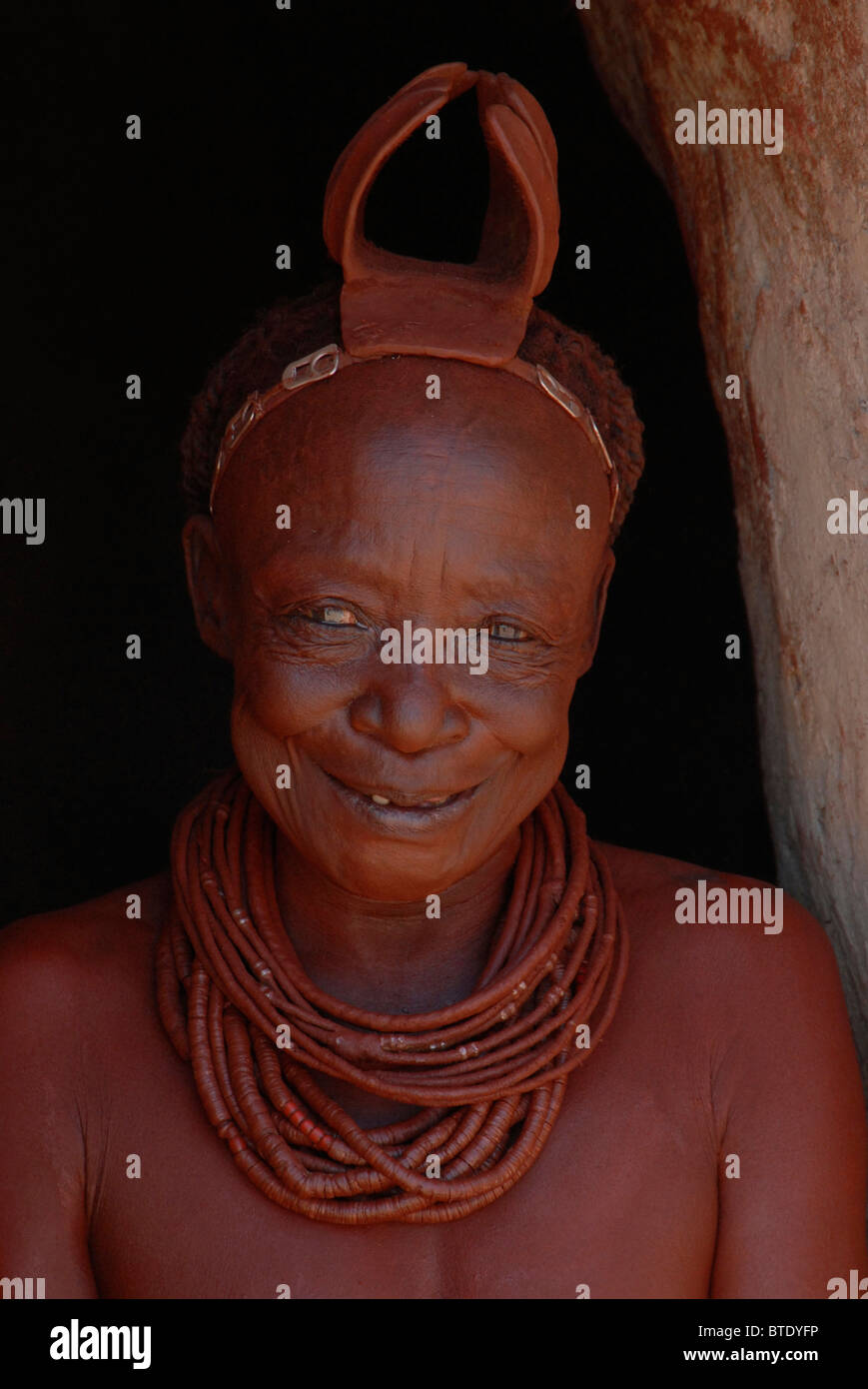 Portrait of a smiling vieille femme Himba Banque D'Images
