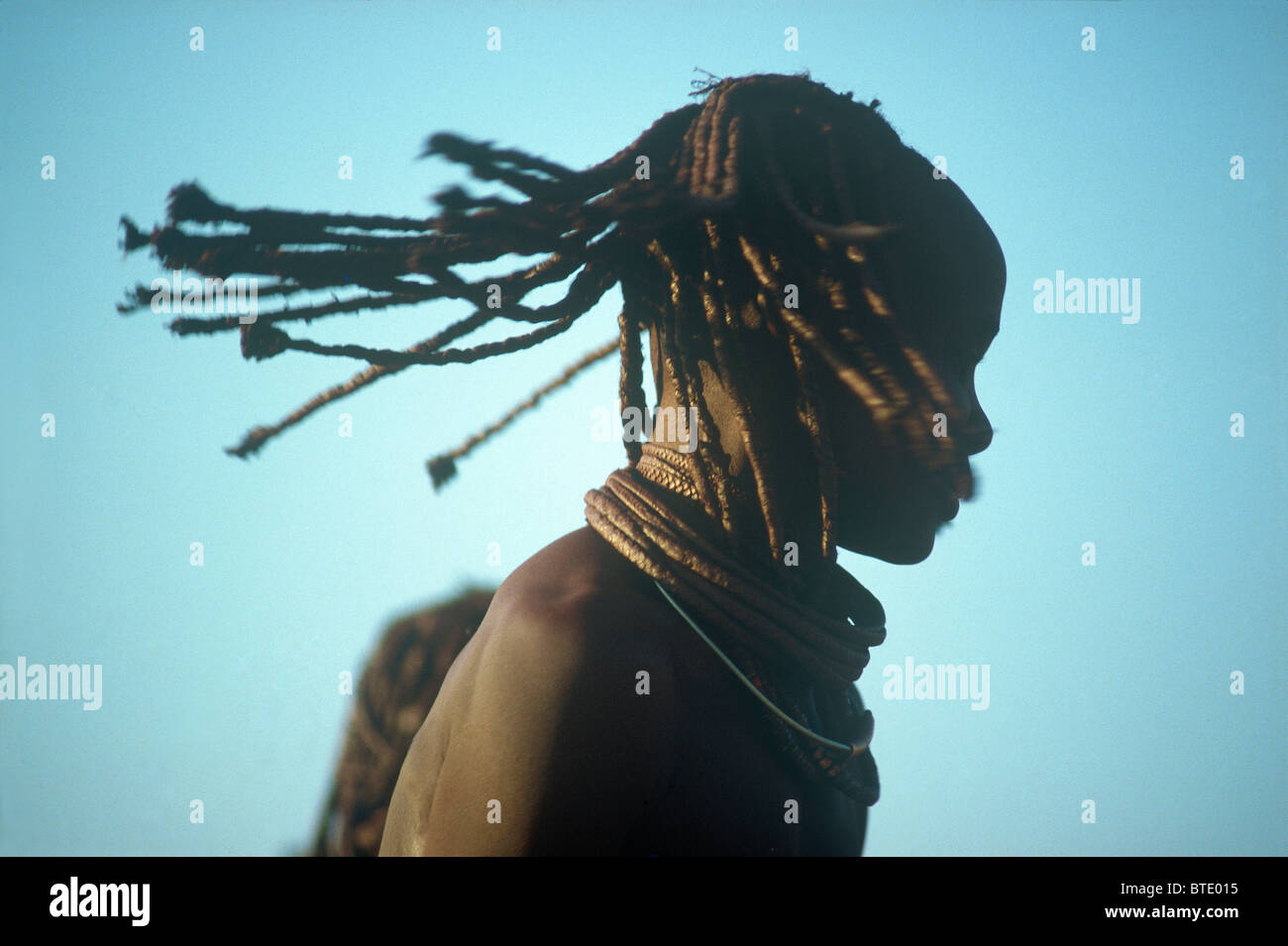 Femme Himba trance danse avec son tresses battant derrière elle Banque D'Images