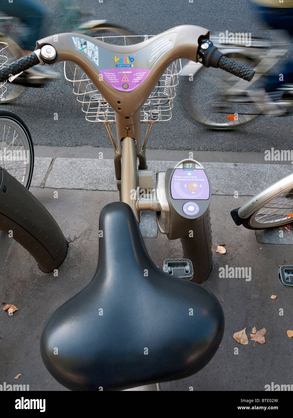 Service de location de vélos appelé public Velibon rue de Paris en France Banque D'Images