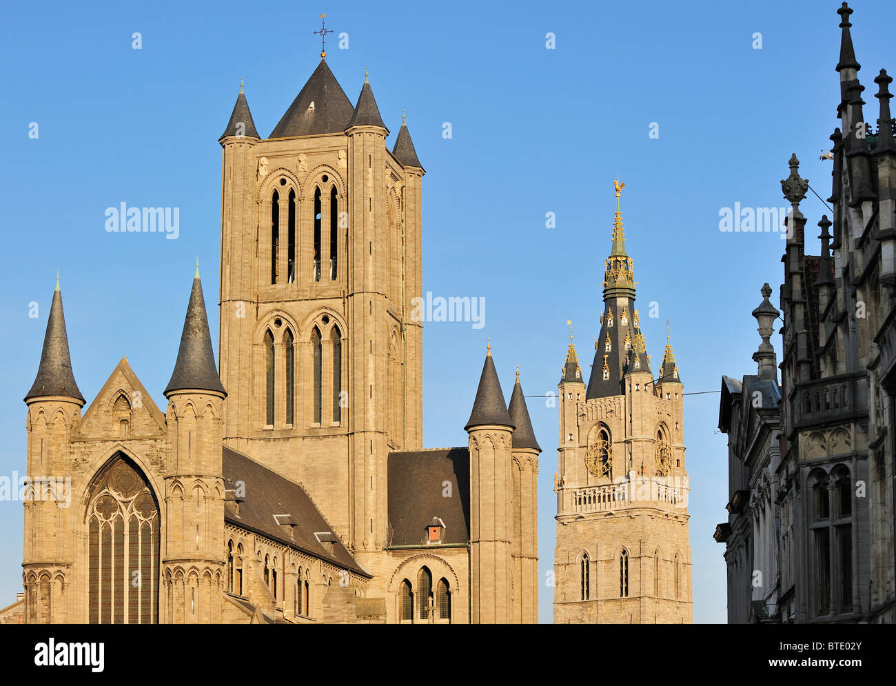 L'église Saint Nicolas / Sint-Niklaaskerk et le beffroi de Gand, Belgique Banque D'Images