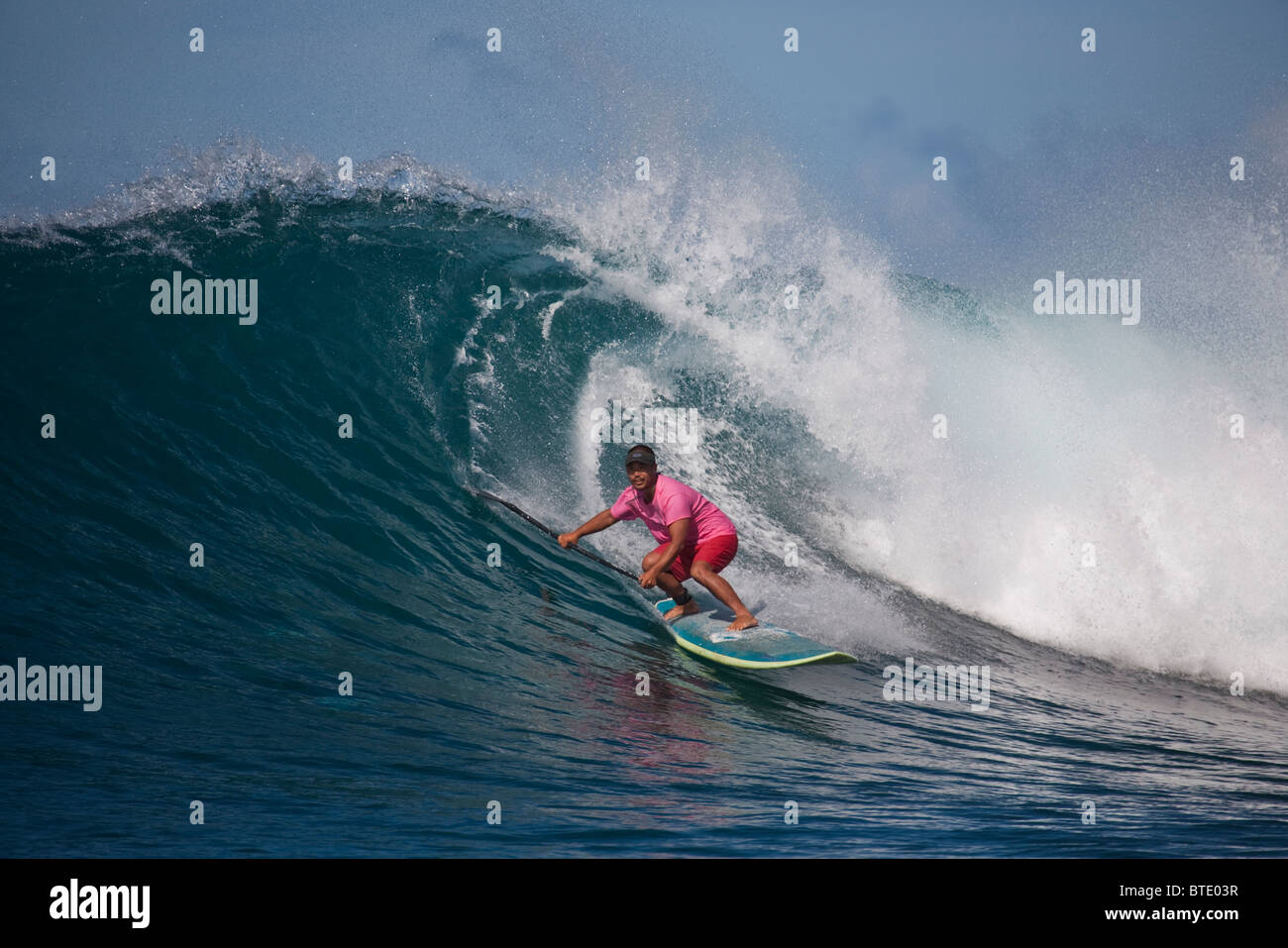 Homme portant une chemise rose surf Photo Stock Alamy