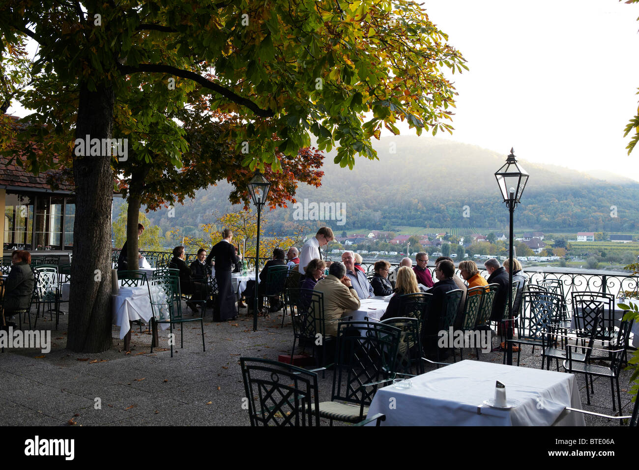 Restaurant en terrasse donnant sur la rivière du Danube Banque D'Images