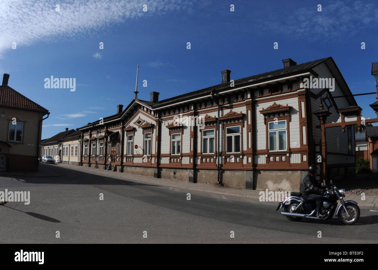 Un motard à travers la vieille ville de Rauma, Finlande. Banque D'Images