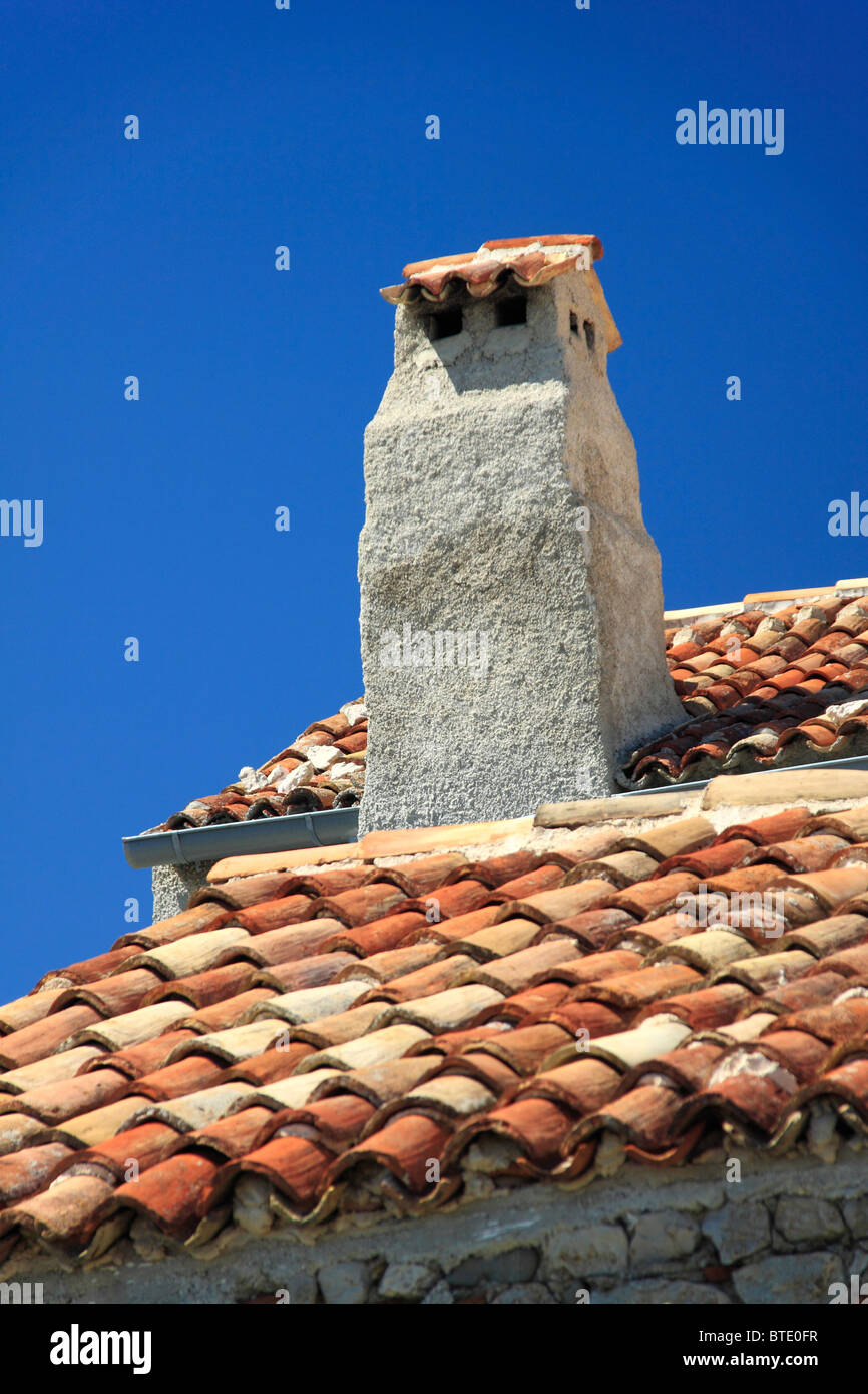 Cheminée sur un toit de tuiles de Lubenice, village sur l'île de Cres, Croatie Banque D'Images