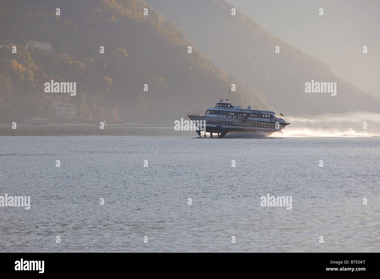 Hydro-foil ferry sur le lac de Côme Italie Banque D'Images Hydro-foil ferry sur le lac de Côme Italie Banque D'Images