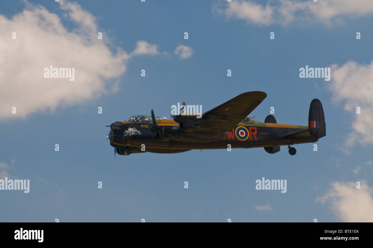 Avro Lancaster 'Phantom' de la Ruhr à l'air de Duxford Flying Legends show en juillet 2010. Banque D'Images