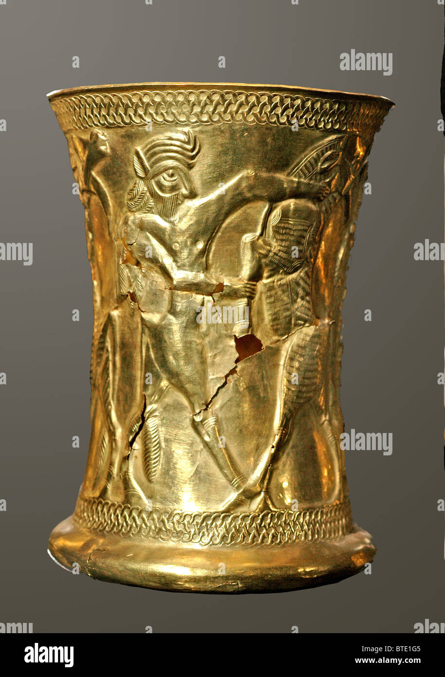 5316. Gobelet d'or orné de créatures mythologiques datant c. 1200 BC. Le nord de l'Iran Banque D'Images