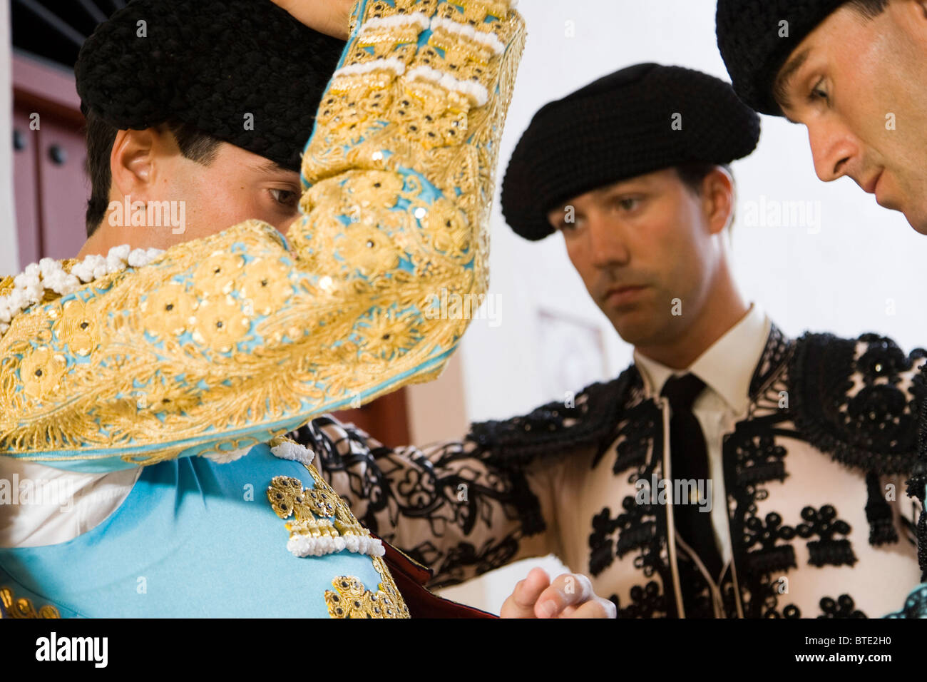 Aider les Assistants un torero a mis ses vêtements, Séville, Espagne Banque D'Images