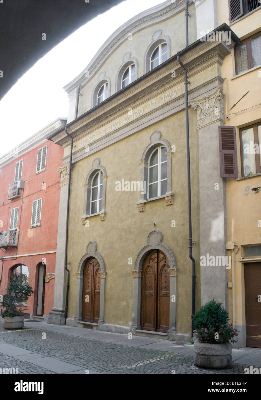 5450. Exterrior de la synagogue construite au 18ème. C. dans la région de Cuneo, Piémont, Italie, Banque D'Images