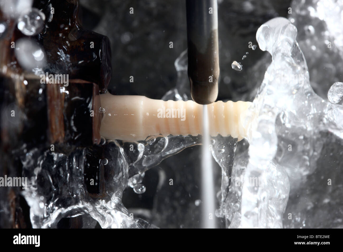 Coupe d'expérimental vis à os par un jet d'eau à haute pression. Banque D'Images