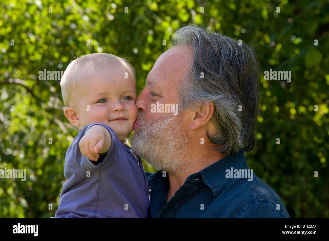 Grand-père et son petit-fils embrasser holding Banque D'Images