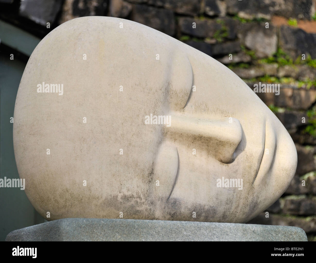 'Dreamer' 2009, par Daniel Clahane de sculptures en plein air. Brewery Arts Centre, Kendal, Cumbria, Angleterre, Royaume-Uni, Europe. Banque D'Images