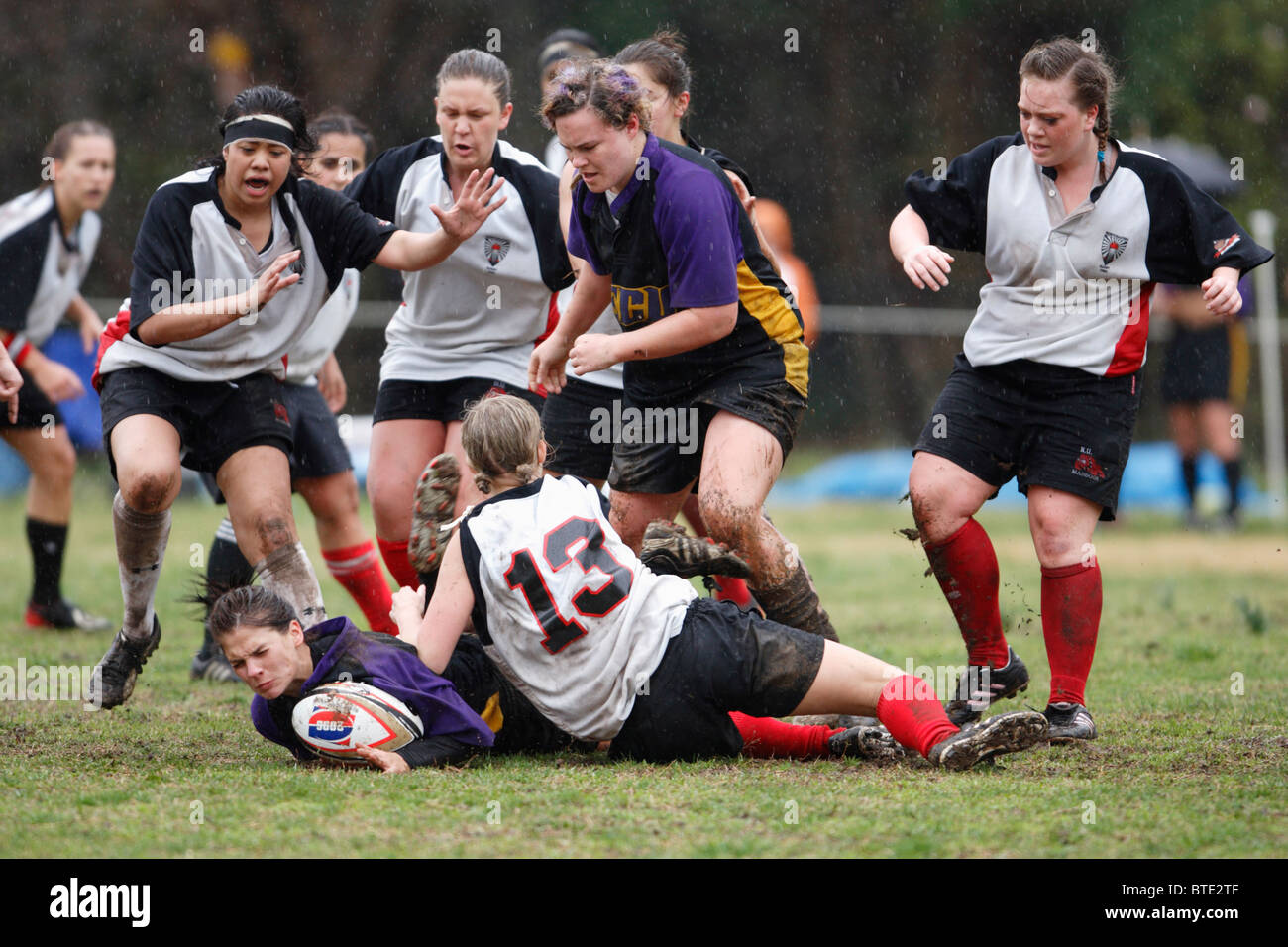 Les joueuses de rugby de l'université de Northastern et de l'université de l'est de Caroline du Nord s'affrontent lors d'un match féminin. Usage éditorial exclusif. Utilisation commerciale interdite. Banque D'Images