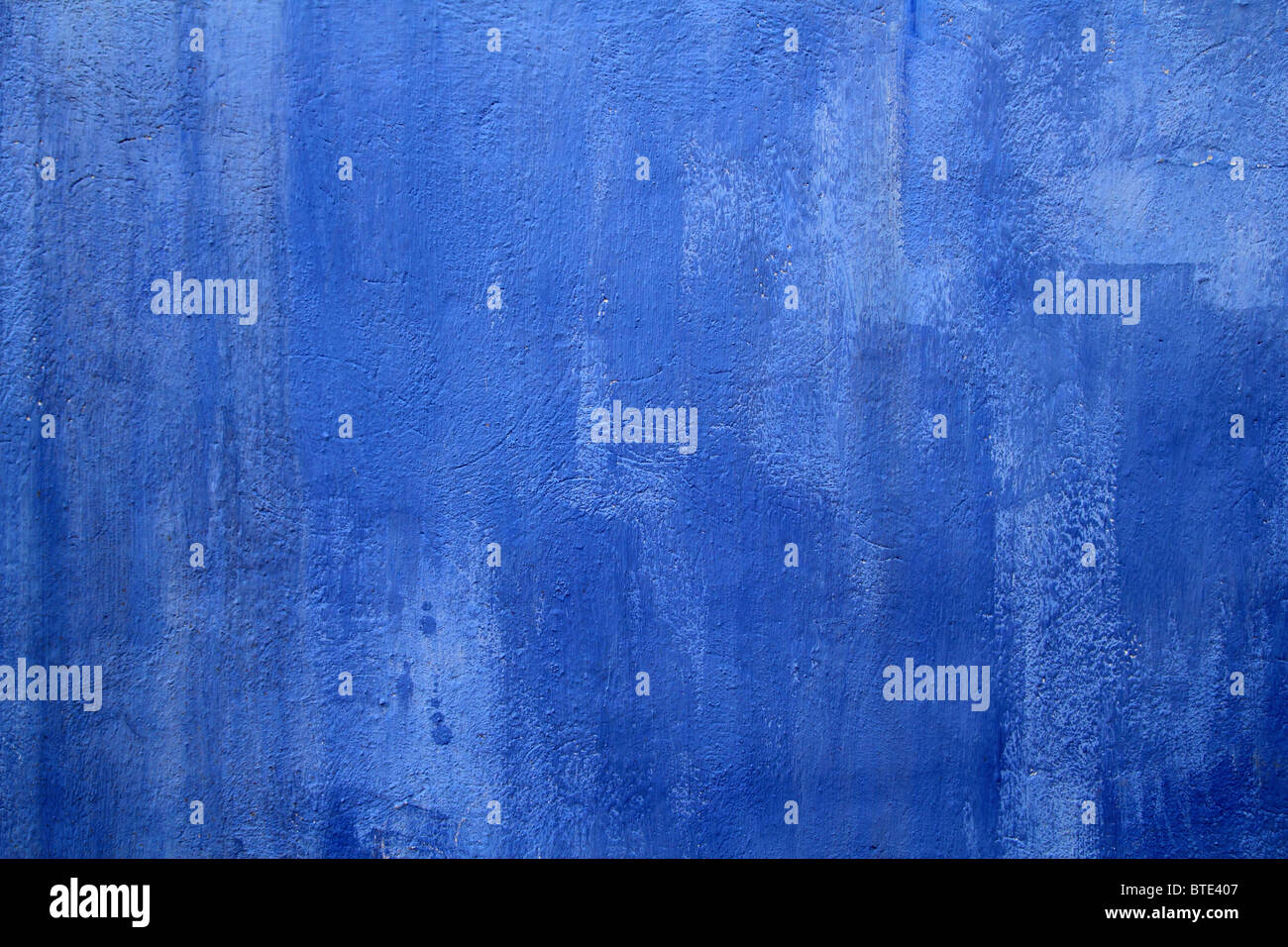 La texture du mur bleu grunge fond dans maison méditerranéenne Banque D'Images